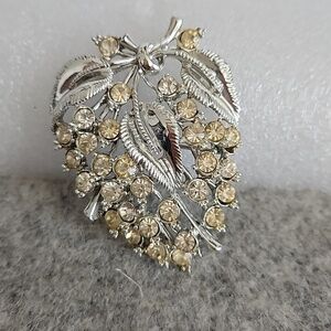 STAR Vintage Large Flower Rhinestone on Silvertone Brooch